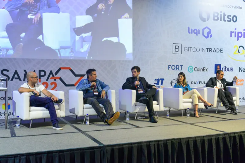 Raquel Fazza em painel de evento