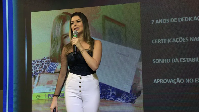 Raquel Fazza palestrando em evento do mercado financeiro